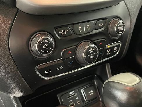 Used 2017 Jeep Cherokee Trailhawk w/ Comfort/Convenience Group image 10