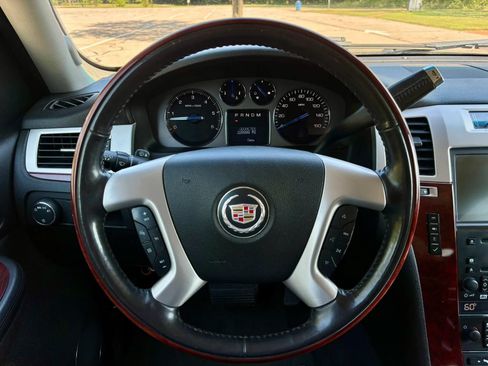 Used 2007 Cadillac Escalade AWD w/ Information Package image 23