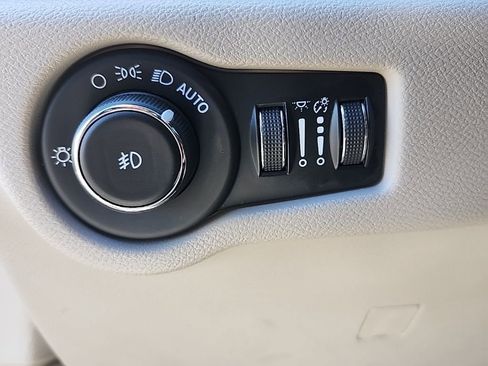 Used 2023 Chrysler Pacifica Touring-L image 36