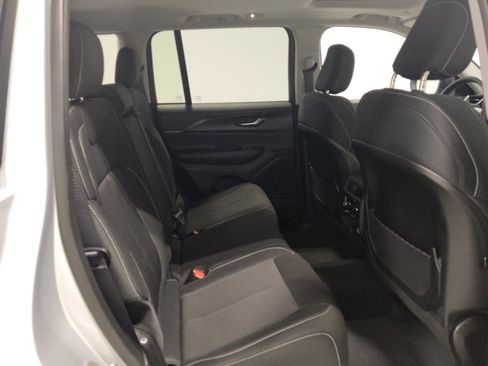 Used 2023 Jeep Grand Cherokee Laredo AWD/4WD image 19