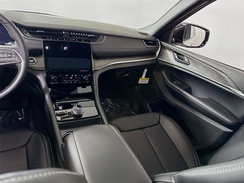 New 2025 Jeep Grand Cherokee L Limited image 18