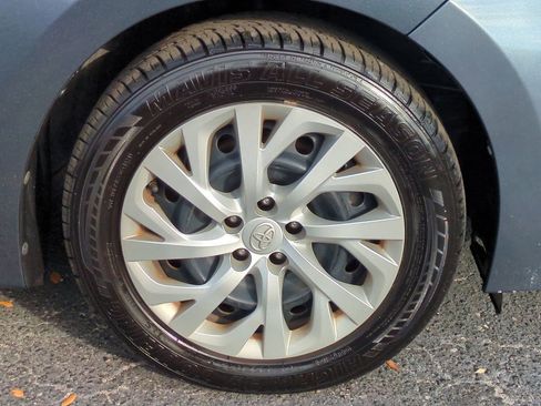 Used 2018 Toyota Corolla LE image 11