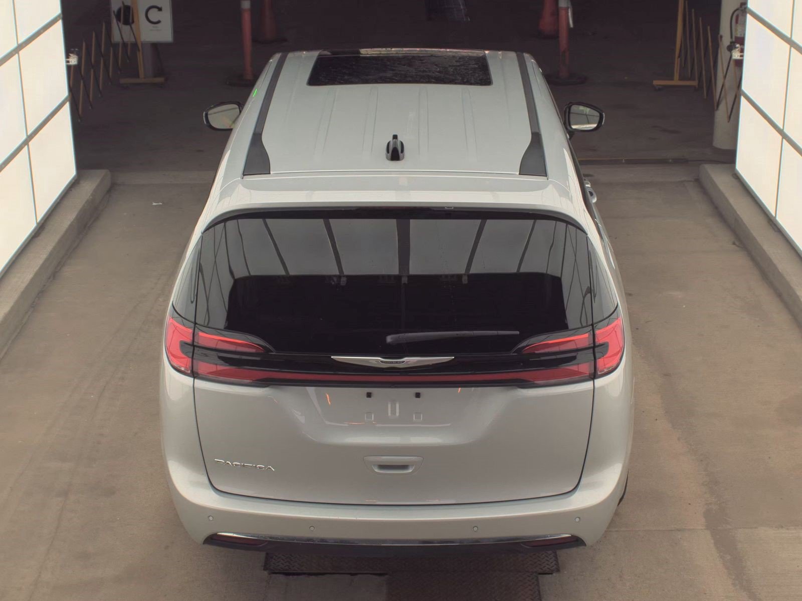 Used 2024 Chrysler Pacifica Touring-L FWD image 5
