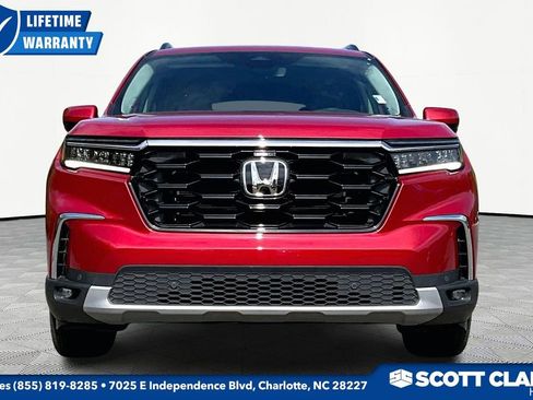 Used 2025 Honda Pilot Touring image 2