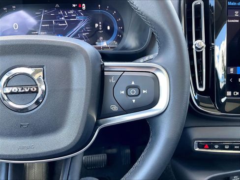 Used 2025 Volvo XC40 B5 Plus image 22