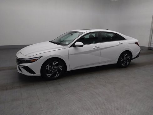 Used 2025 Hyundai Elantra SEL FWD image 2