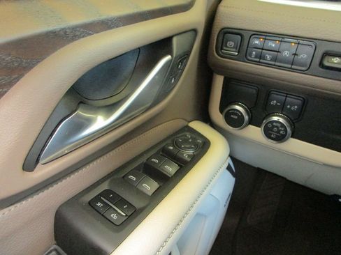 Used 2022 GMC Yukon XL Denali image 28