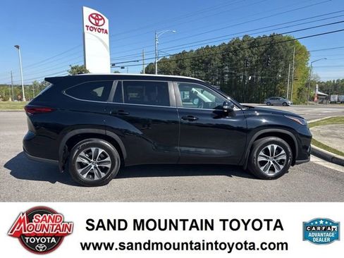 Used 2024 Toyota Highlander XLE image 2