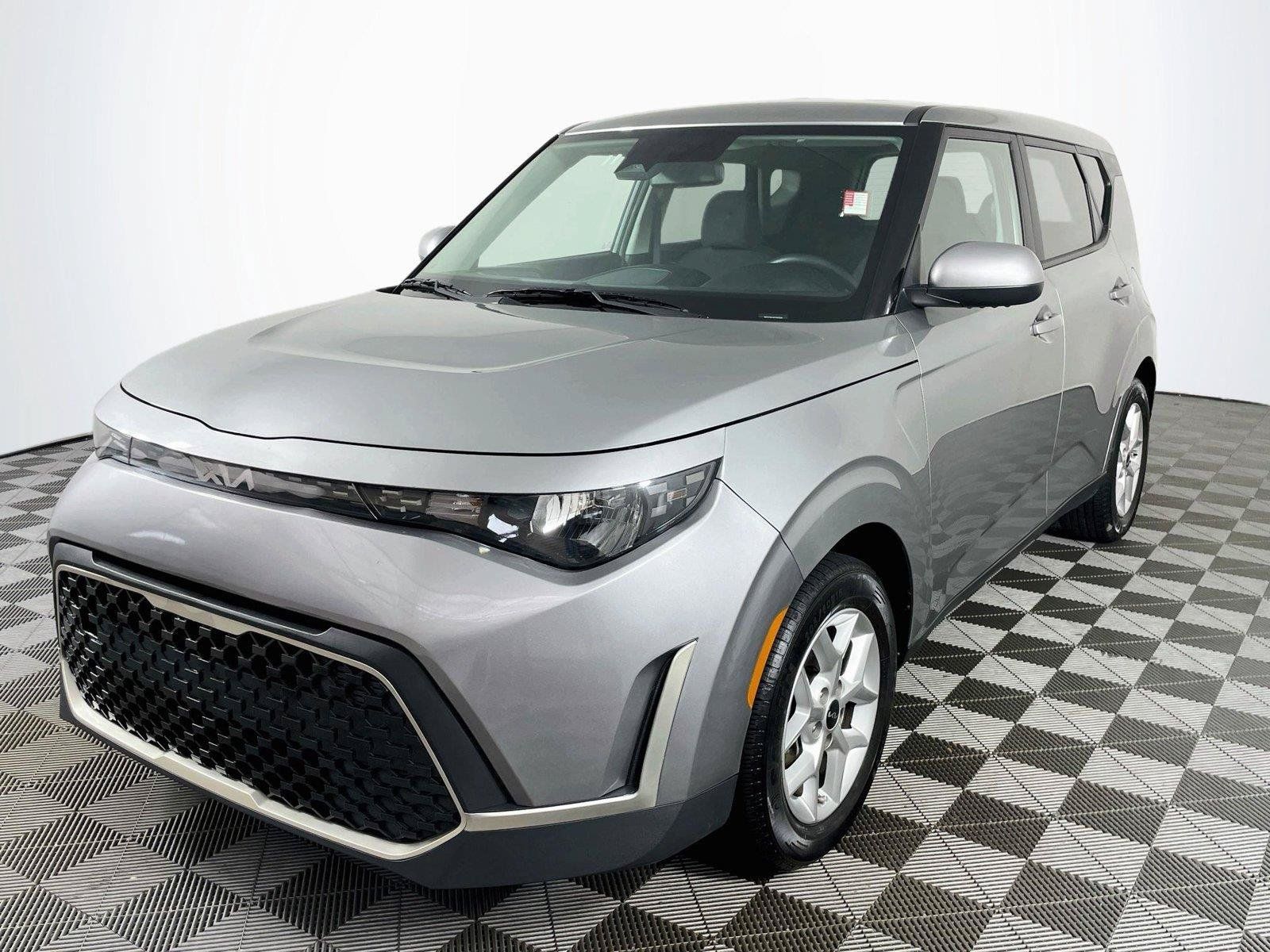 Certified 2025 Kia Soul LX w/ LX Technology Package FWD image 3
