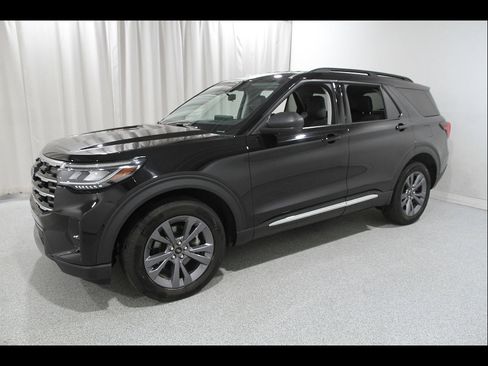 Used 2025 Ford Explorer Active w/ Active Comfort Package AWD/4WD image 3