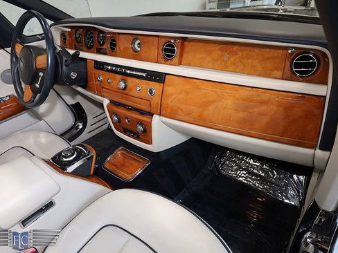 Used 2014 Rolls-Royce Phantom Drophead Coupe image 25