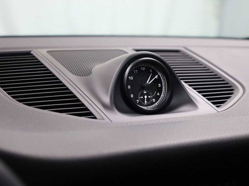 Certified 2023 Porsche Macan image 18