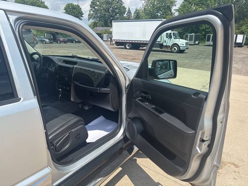 Used 2012 Jeep Liberty Sport AWD/4WD image 16