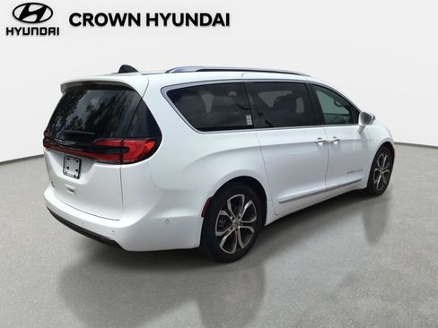 Used 2024 Chrysler Pacifica Pinnacle FWD image 4