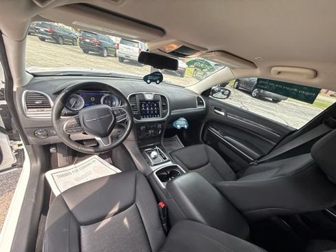 Used 2019 Chrysler 300 Touring w/ Chrome Appearance Package RWD image 29