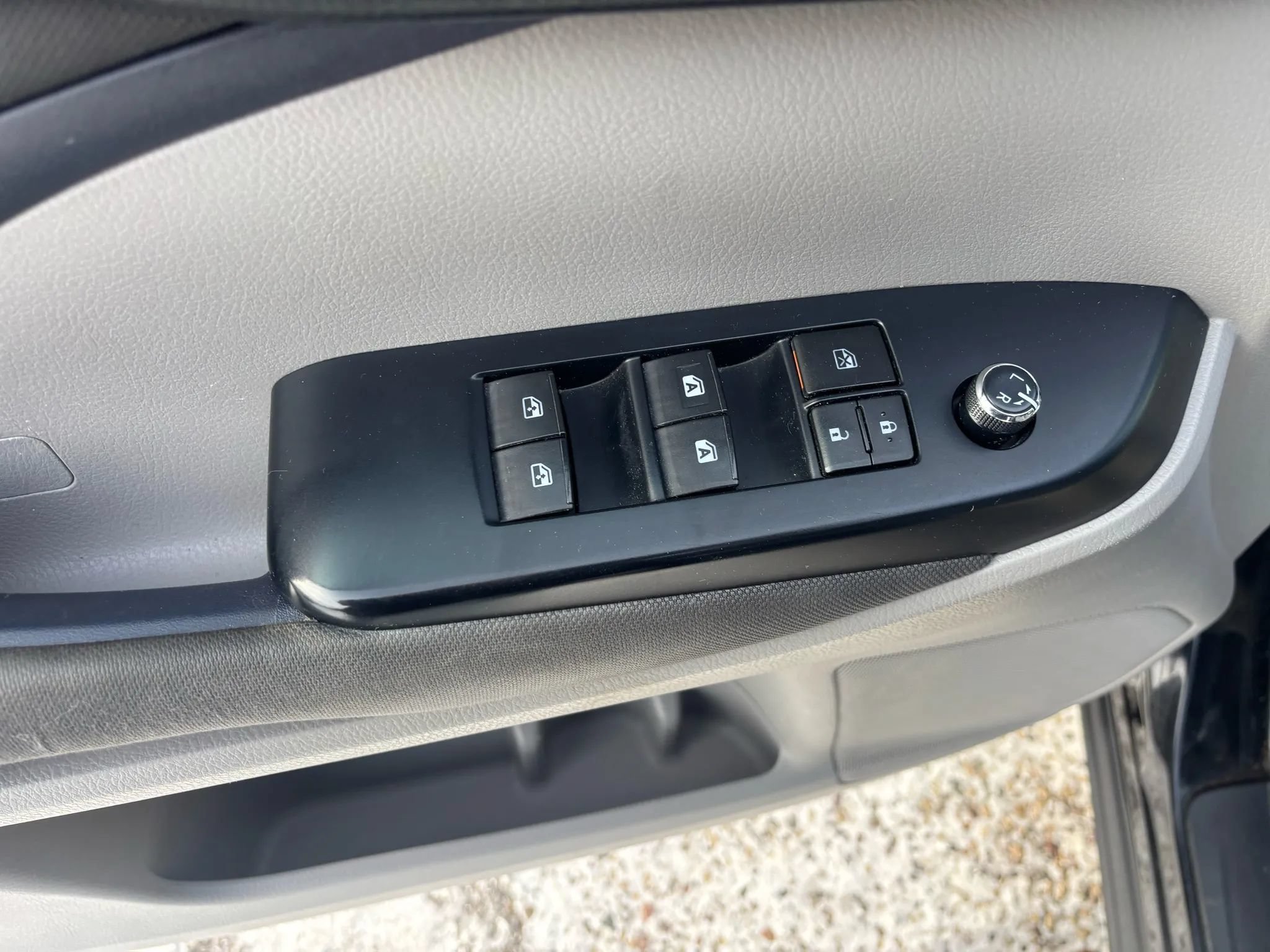 Used 2018 Toyota Highlander LE w/ Carpet Mat Package (TMS) AWD/4WD image 10