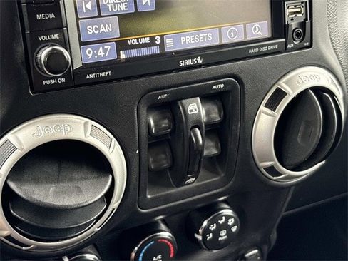 Used 2018 Jeep Wrangler Unlimited Rubicon w/ Connectivity Group image 32