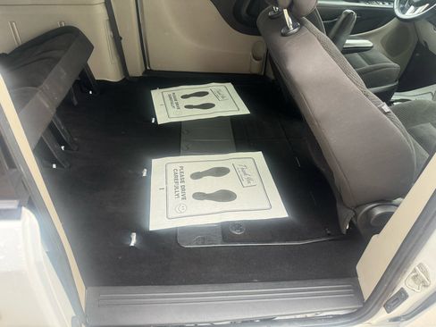 Used 2019 Dodge Grand Caravan SE w/ UConnect Hands-Free Group image 12