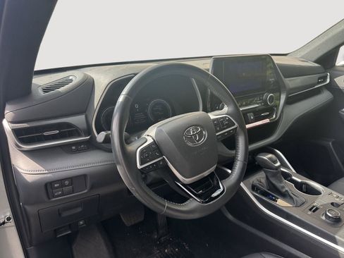 Used 2025 Toyota Highlander XSE AWD/4WD image 11