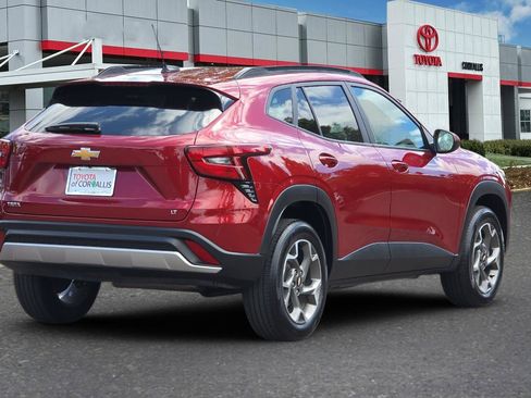 Used 2025 Chevrolet Trax LT FWD image 4