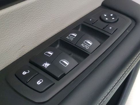 Used 2024 Chrysler Pacifica Touring-L image 14