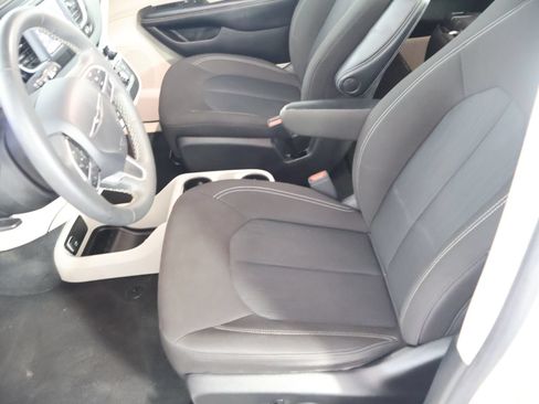 Used 2023 Chrysler Voyager LX FWD image 25