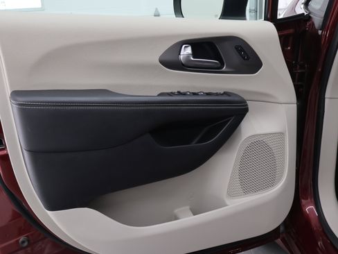 Used 2023 Chrysler Pacifica Touring-L AWD/4WD image 41