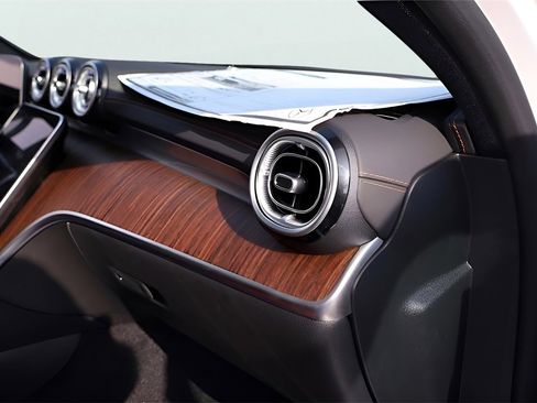 Used 2025 Mercedes-Benz C 300 4MATIC Sedan image 22