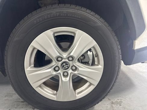 Used 2019 Toyota RAV4 XLE w/ Convenience Package FWD image 9