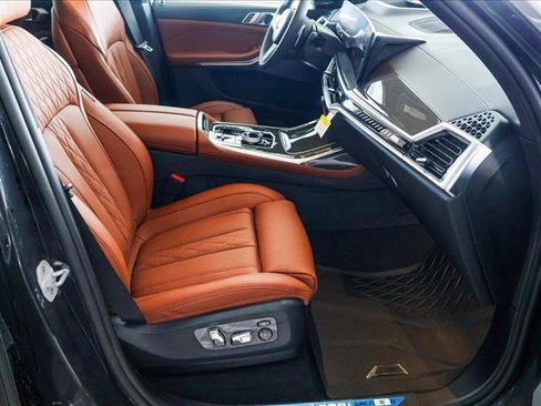 Used 2025 BMW X7 M60i w/ Executive Package image 28