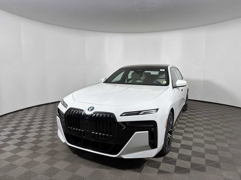 New 2026 BMW i7 xDrive60 w/ Premium Package AWD/4WD image 7