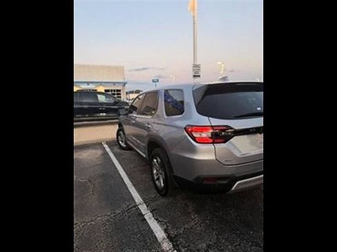 Used 2025 Honda Pilot EX-L image 12