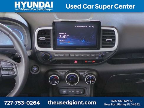 Used 2024 Hyundai Venue Limited FWD image 19