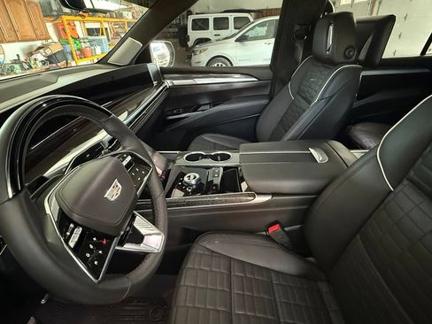 Used 2025 Cadillac Escalade ESV V AWD/4WD image 6