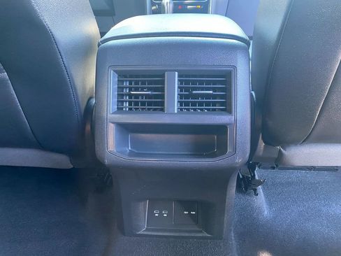 Used 2022 Volkswagen Atlas Cross Sport SE image 25