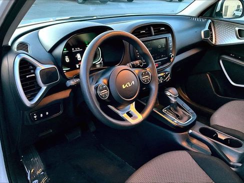Used 2023 Kia Soul LX w/ LX Technology Package image 13