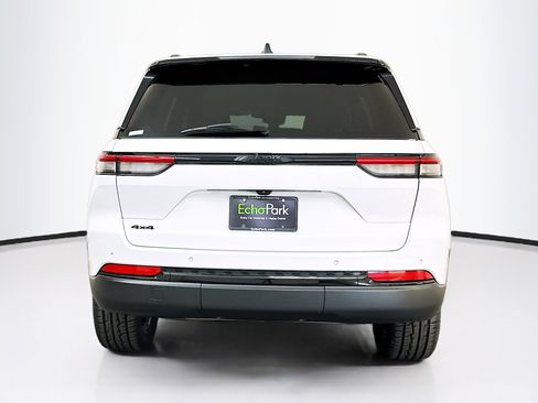 Used 2023 Jeep Grand Cherokee Altitude image 7