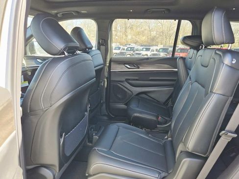 New 2025 Jeep Grand Cherokee L Limited w/ Luxury Tech Group II AWD/4WD image 15