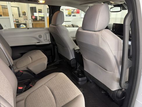 Used 2025 Toyota Sienna LE AWD/4WD image 38