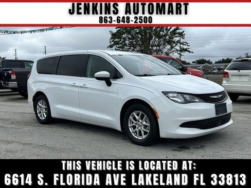 Used 2022 Chrysler Voyager LX image 1