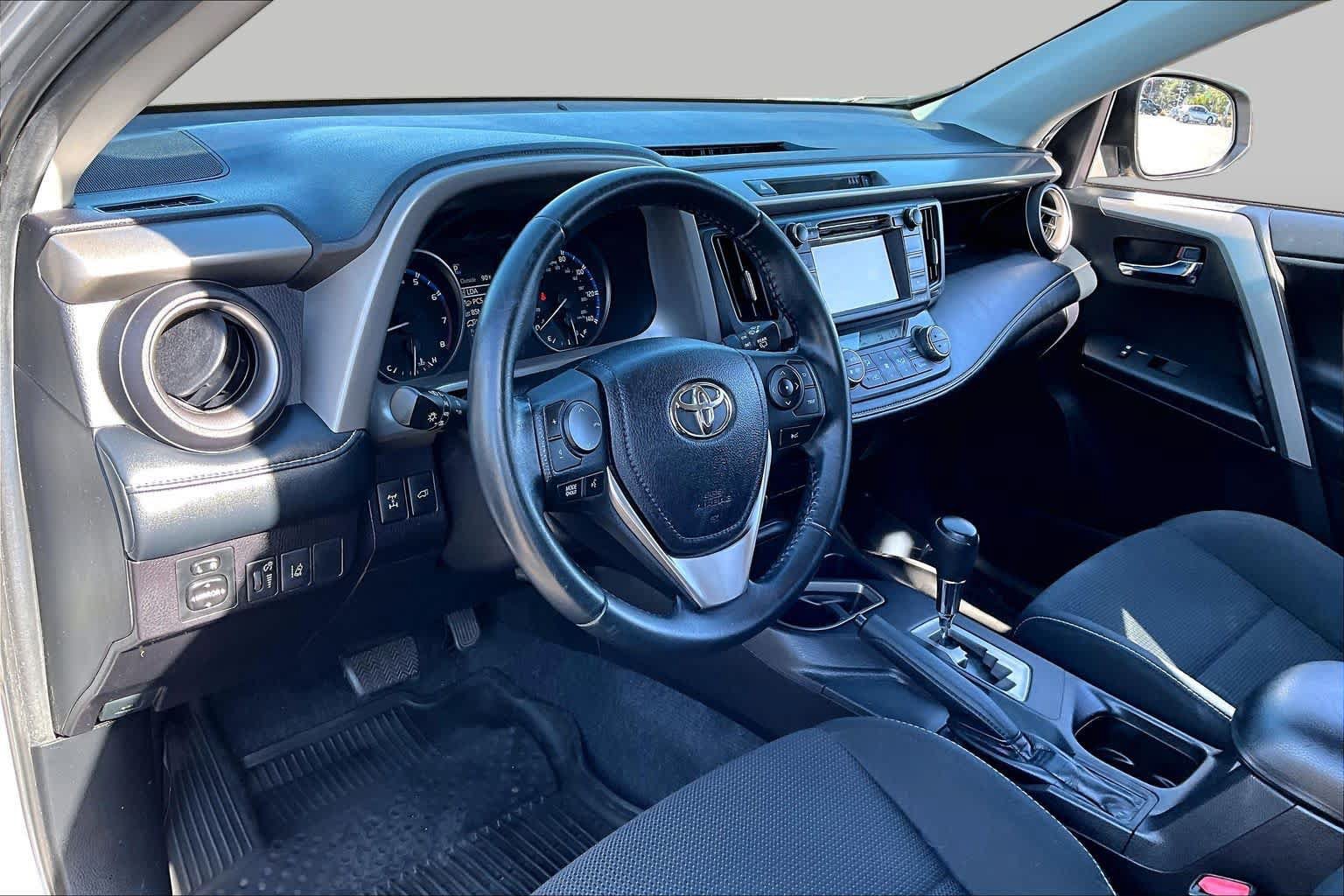 Used 2018 Toyota RAV4 XLE AWD/4WD image 17