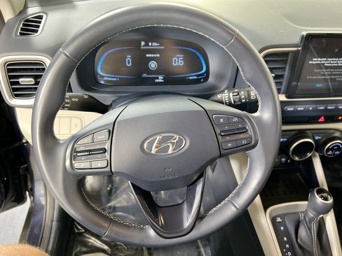 Used 2023 Hyundai Venue Limited FWD image 11