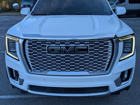 Used 2023 GMC Yukon XL Denali image 12
