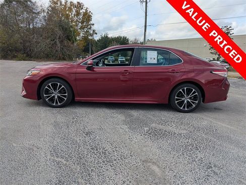 Used 2018 Toyota Camry SE image 4