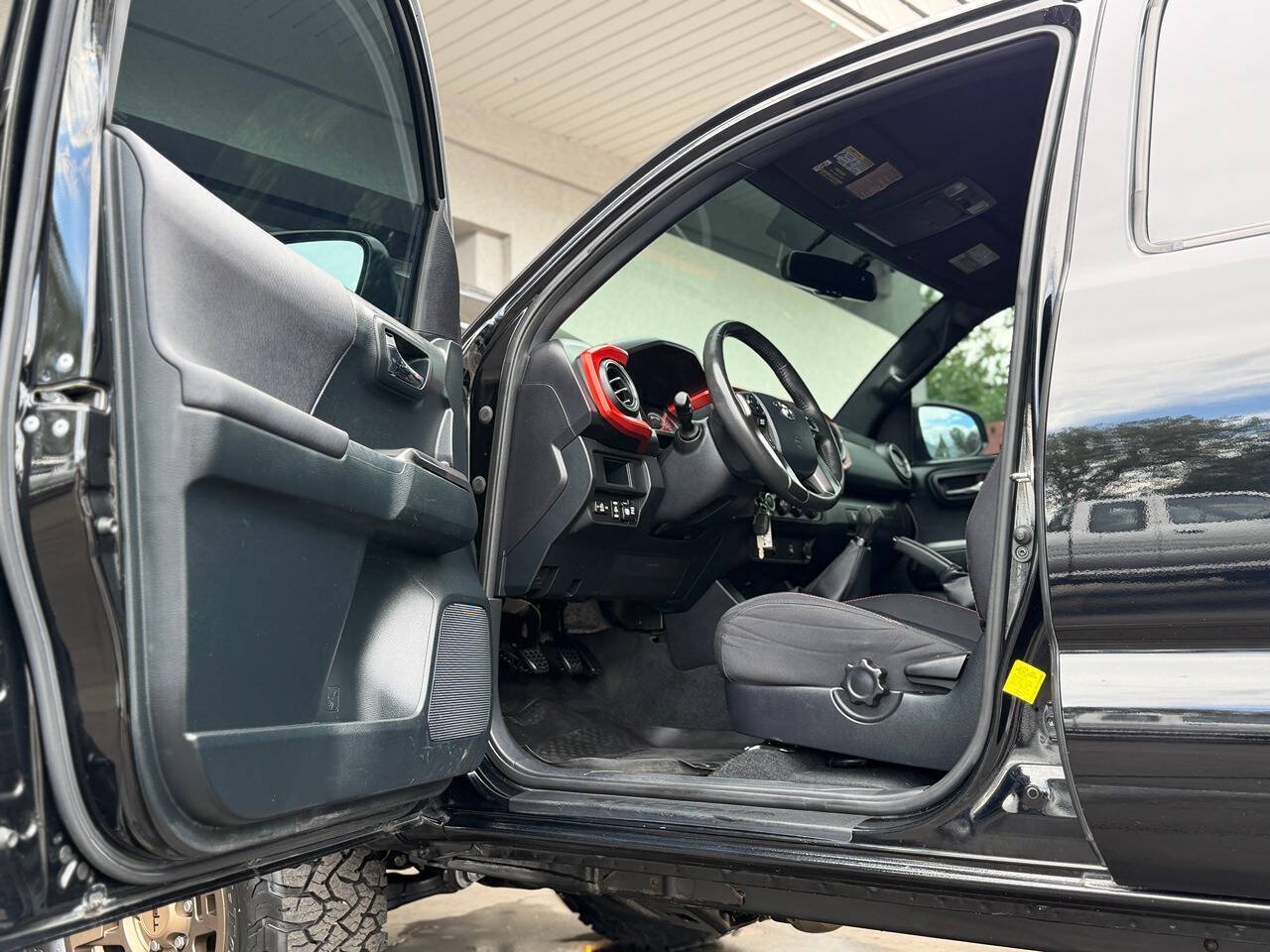Used 2017 Toyota Tacoma TRD Sport w/ Tow Package AWD/4WD image 3