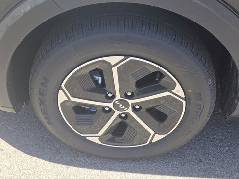 New 2025 Kia Niro EX image 5