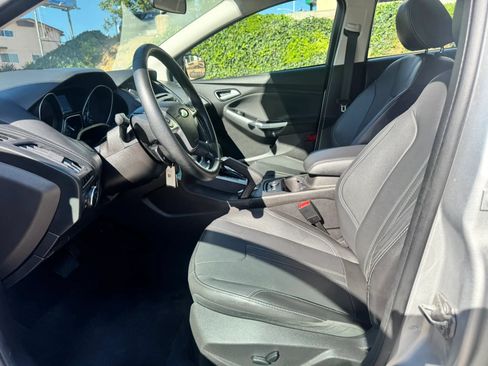 Used 2014 Ford Focus SE w/ Equipment Group 201A FWD image 11