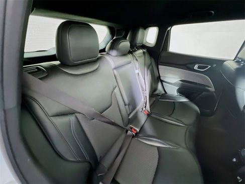 Used 2024 Jeep Compass Latitude image 24