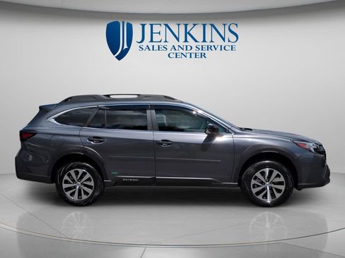 Used 2025 Subaru Outback Premium AWD/4WD image 2