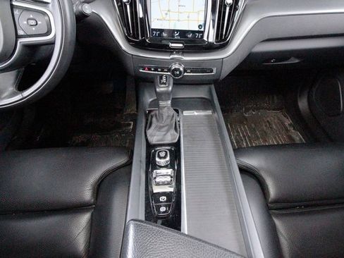 Used 2019 Volvo XC60 T5 Momentum w/ Premium Package image 8